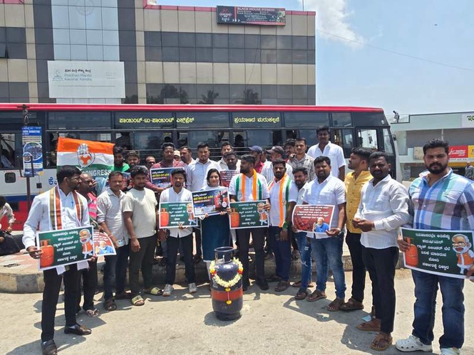 Image from: Karnataka Youth Congress protests against commercial LPG price hike, seeks withdrawal