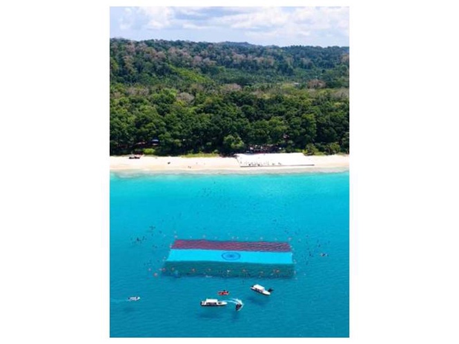 Image from: India sets Guinness record with largest national flag unfurled underwater in Andaman and Nicobar Islands