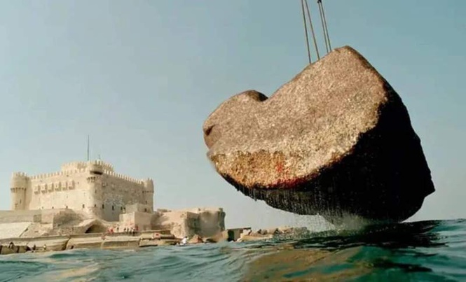 Image from: Archaeologists Discover 80-Ton Stones Beneath the Sea, Believed to Be Remains of One of the Seven Wonders of the Ancient World