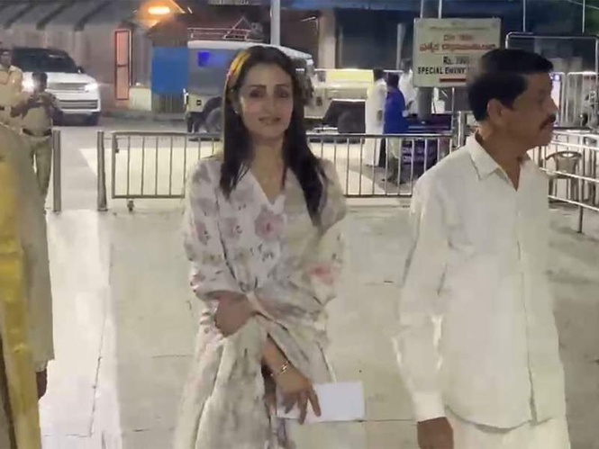 Image from: Trisha Krishnan seeks blessings at Tirumala Venkateswara Temple during early morning darshan