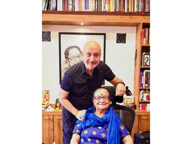 Image from: "Ek chhoti si muskaan...": Anupam Kher recounts sweet office moment with mother Dulari