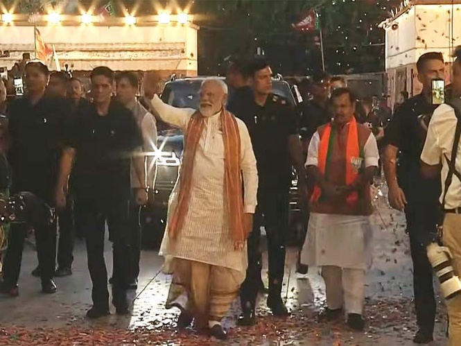 Image from: PM Modi embraces Bengali style, wears dhoti-kurta to mark BJP's victory in Assembly polls