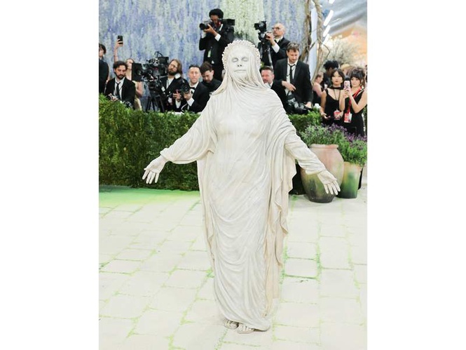 Image from: Heidi Klum turns into live statue at Met Gala 2026