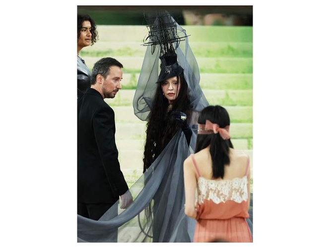 Image from: Madonna stuns with "witchy" look at Met Gala 2026
