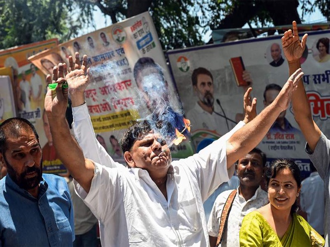 Image from: Congress appoints Ajay Maken and Mukul Wasnik as observers to ascertain views of Keralam MLAs
