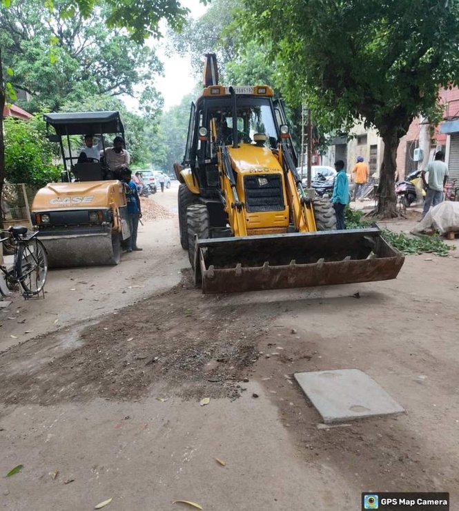 Image from: 6-year-old girl’s viral video prompts quick road repair in UP’s Lakhimpur Kheri