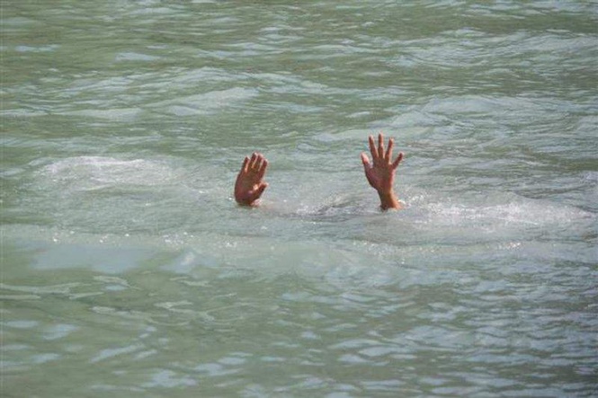 Image from: Woman jumps into Kali Bein with two sons in Kapurthala; children drown