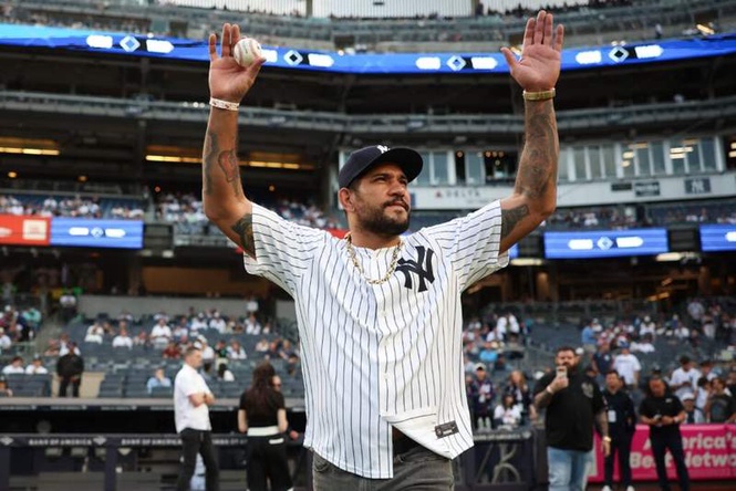 Image from: Alex Pereira throwing first pitch at New York Yankees game gets fans talking