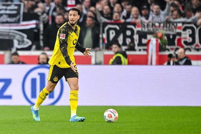 Image from: Dortmund's Bensebaini out for the season, Adeyemi close to comeback