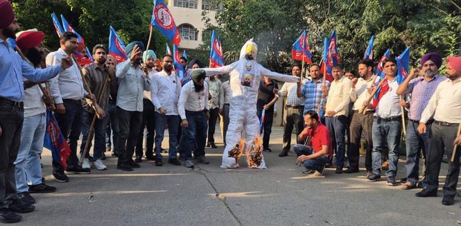 Image from: Teachers oppose non-academic duties, burn Punjab CM Bhagwant Mann’s effigy in Patiala