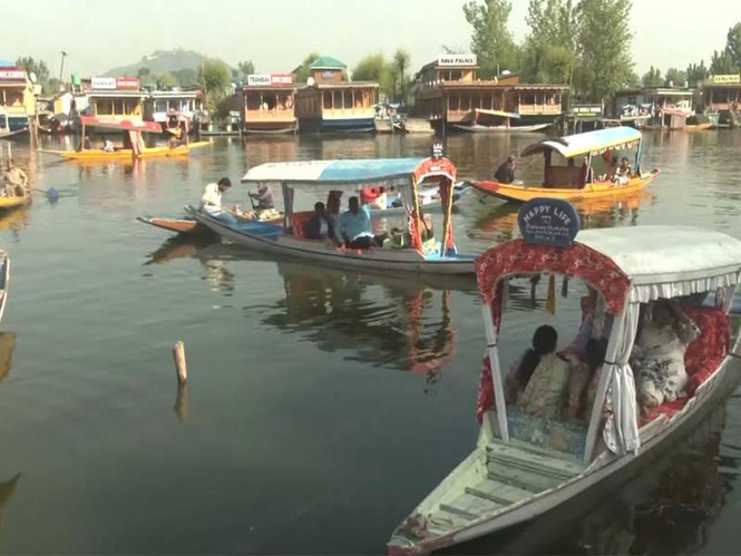Image from: Kashmir’s pleasant weather draws tourists