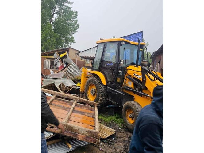 Image from: Srinagar Police demolishes illegal structure of drug peddler in Noorbagh