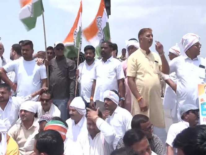 Image from: MP Congress holds 'Chakka Jam Andolan' over farmers' issues in several parts of state