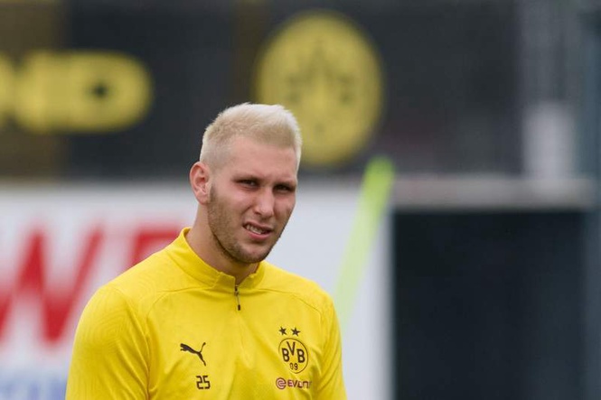 Image from: Dortmund defender Süle, 30, announces retirement from football