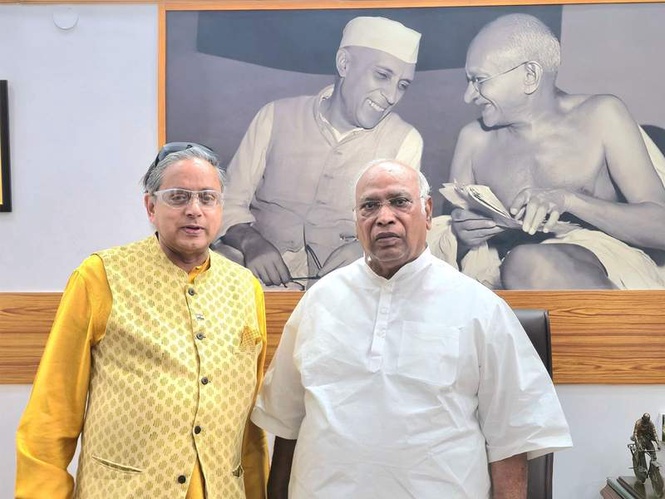 Image from: Shashi Tharoor meets Mallikarjun Kharge, discusses political developments in Keralam