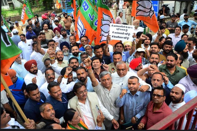 Image from: Punjab blasts row: BJP leaders protest at Commissioner of Police office, demand CM Mann be booked on sedition charge