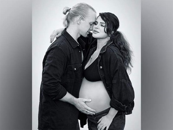 Image from: Aashka Goradia, Brent Goble blessed with second child