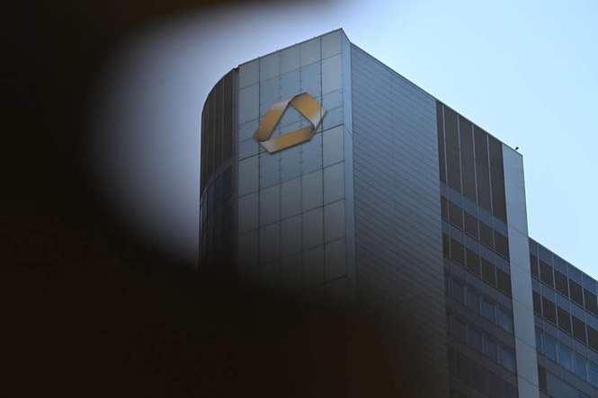 Image from: Commerzbank plans 3,000 job cuts, warns against UniCredit plans