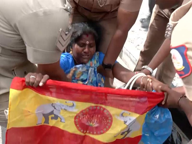 Image from: Tamil Nadu: Police detain TVK supporters protesting outside Raj Bhavan over Governor not inviting Vijay