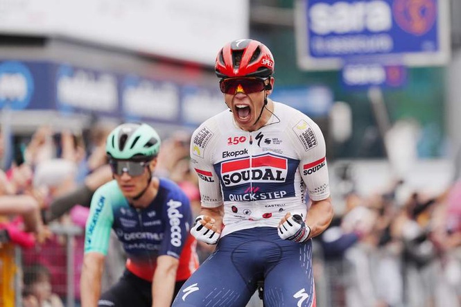 Image from: Magnier wins first stage of Giro, multi-rider crash close to finish