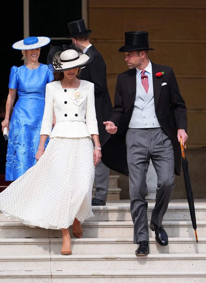 Image from: Catherine and Zara dazzle in stunning dresses at Buckingham Palace party