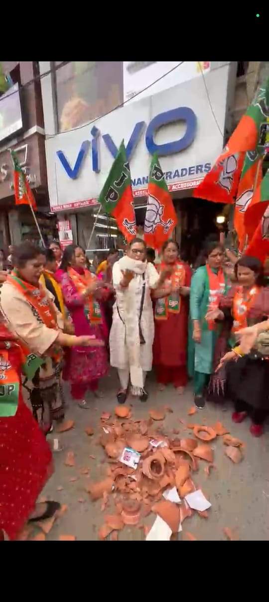 Image from: BJP Mahila Morcha protests water shortage in Solan