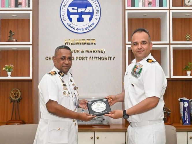 Image from: CO of INS Sunayana holds talks on issues of mutual interest with Officiating Chairman of Chattogram Port Authority