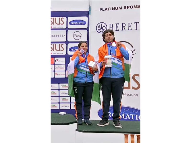 Image from: ISSF World Cup Shotgun: Neeru Dhanda, Vivaan Kapoor settle with bronze in trap mixed team