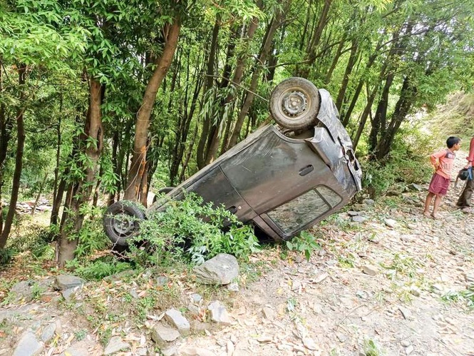 Image from: Woman killed, son injured as car falls into gorge in Chamba
