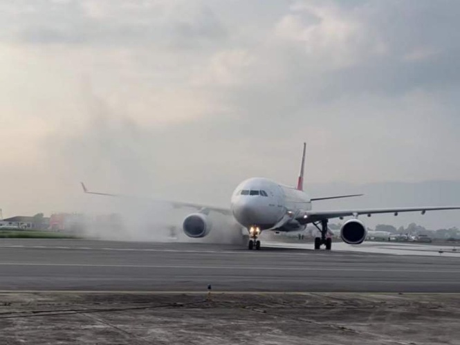 Image from: Nepal: Turkish Airlines planes suffer tyre fire during landing, all 278 passengers safely evacuated