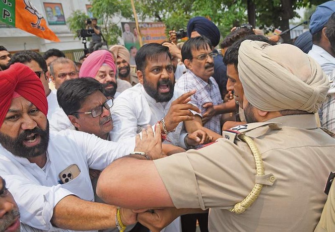 Image from: Tension erupts as workers of AAP, BJP face off during protest
