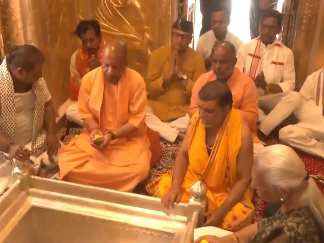 Image from: CM Yogi, Governor Anandiben offer prayers at Kashi Vishwanath Temple in Varanasi