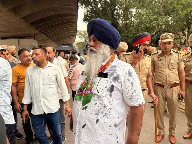 Image from: Tension prevails in Ludhiana as miscreants throw ink at BJP leaders after protest