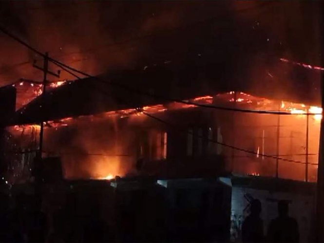 Image from: J-K: Fire breaks out at residential-cum-shopping complex in Anantnag's Harnag; firefighting ops underway
