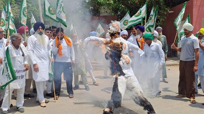 Image from: Farmers burn Hooda’s effigy in Sirsa over remarks on repeal of farm laws