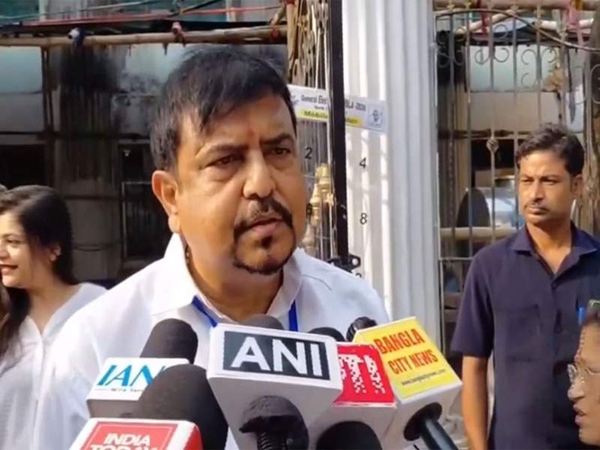 Image from: Former West Bengal Minister Sujit Bose taken to Bidhan Nagar Hospital for medical checkup after ED arrest