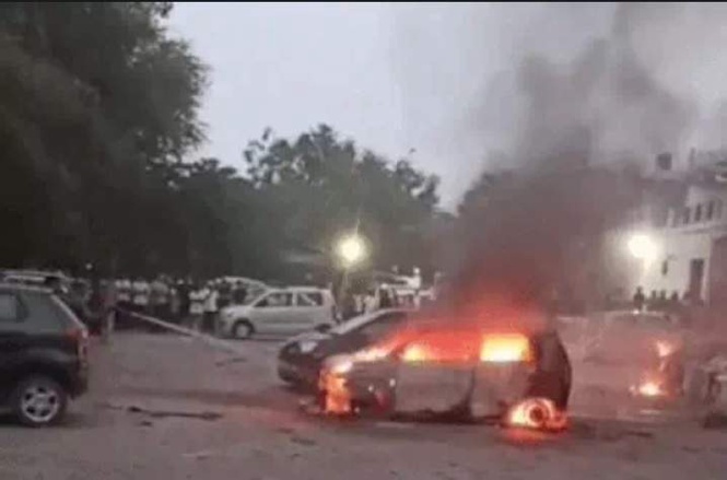 Image from: Massive blaze guts 5 vehicles in Faridabad’s Jawahar Colony