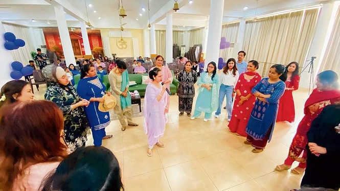 Image from: ‘Artistic’ children walk hand in hand with mothers in heart-warming celebration