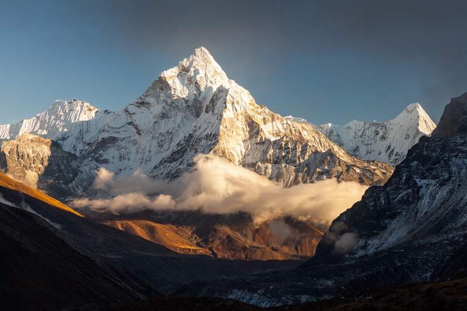 Image from: Everest death toll for May rises to 5 after Nepali Sherpa guide falls into crevasse