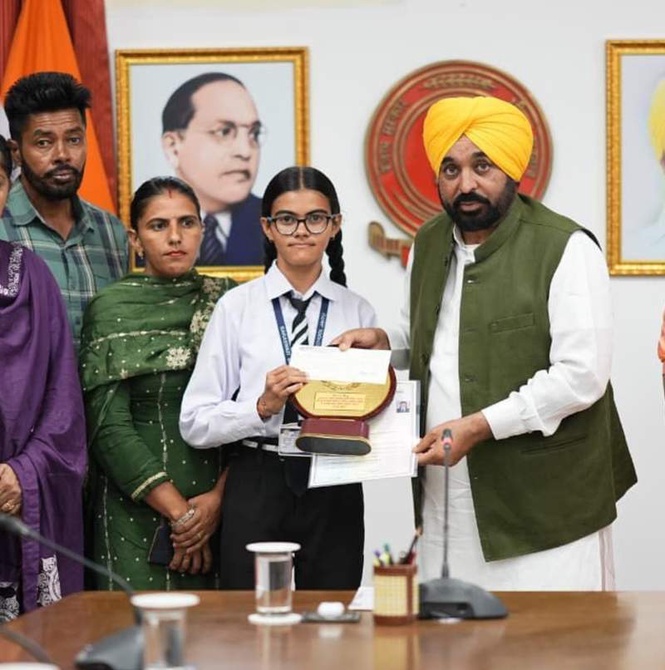 Image from: Punjab CM Mann meets PSEB Class X topper Harleen Sharma