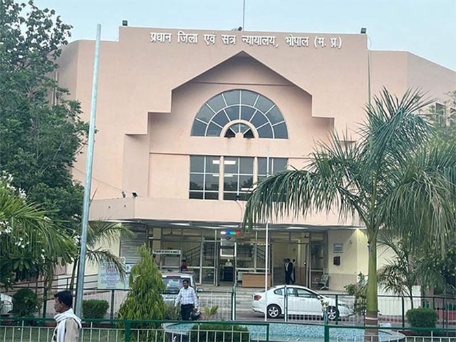 Image from: MP: Court orders FIR against former Gwalior SP, TI, 2 Policemen over extortion allegations