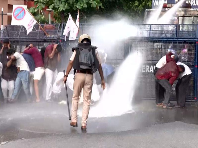 Image from: SFI breaches barricades, storms CAG office in Keralam protest over NEET-UG cancellation