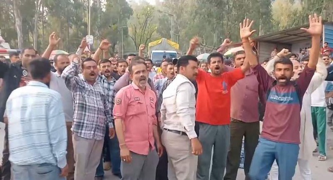 Image from: Punjab: Speeding truck crushes man to death in Sirmaur, public blocks highway in protest