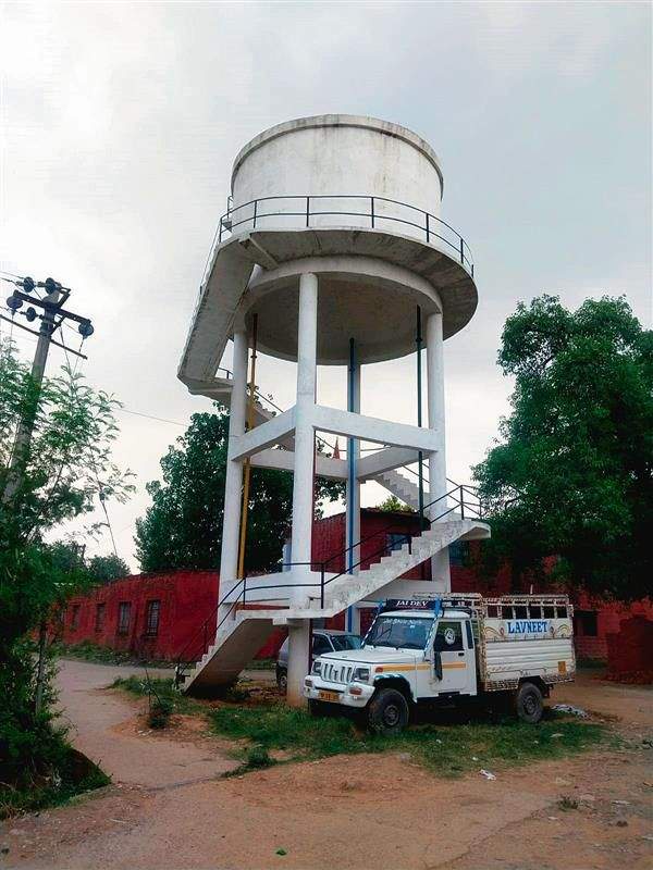 Image from: UP woman stages ‘Sholay’ drama atop water tank after man refuses to marry her