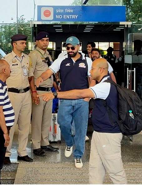 Image from: Mumbai Indians arrive in Dharamsala, Rohit avoids mingling with fans