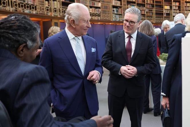 Image from: Buckingham Palace privately asks No10 if King's Speech should go ahead as PM faces crisis