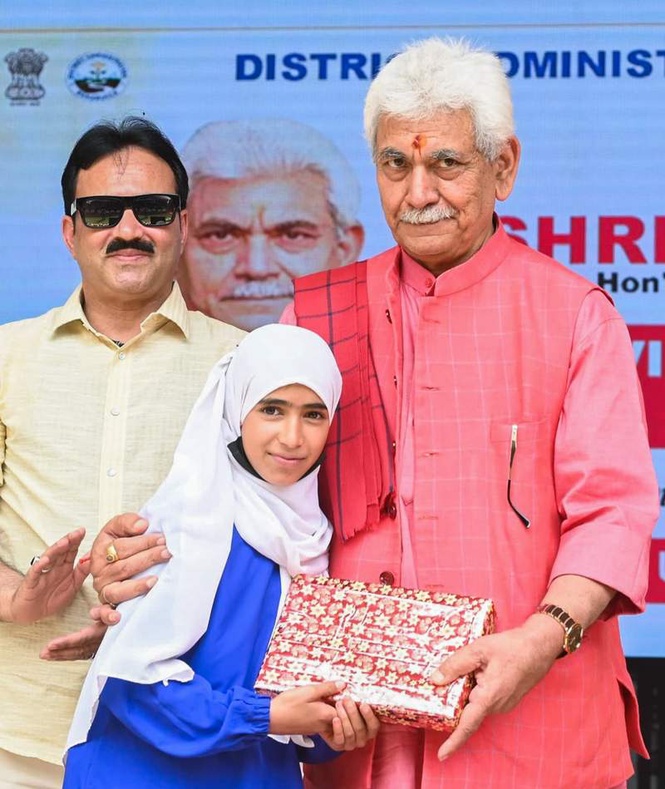 Image from: Border villagers play extraordinary role in nation-building, says J&K L-G