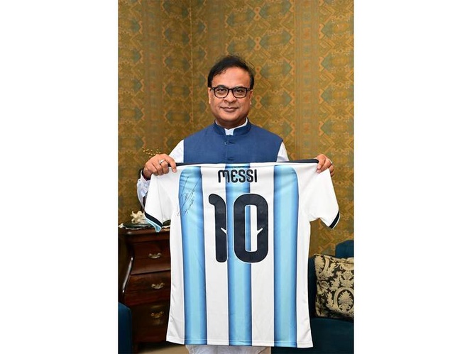 Image from: Assam CM Himanta Biswa Sarma receives signed Lionel Messi jersey