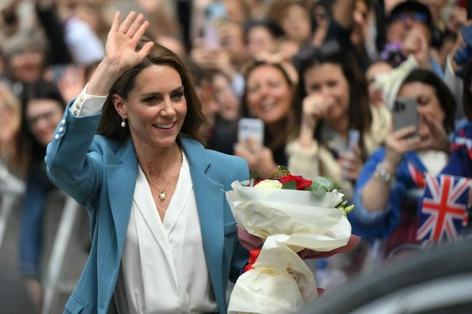 Image from: Princess of Wales draws screaming crowds in Italy as Catherine's real mission begins