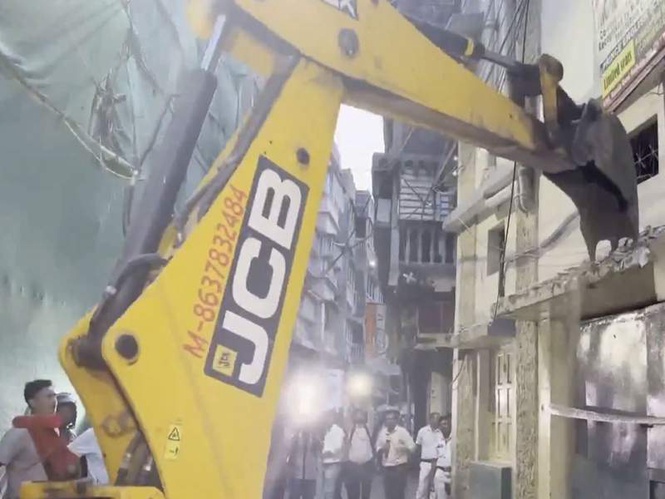 Image from: Kolkata: Fire Station Officer-in-Charge suspended over Tiljala fire incident; "illegal" building demolished
